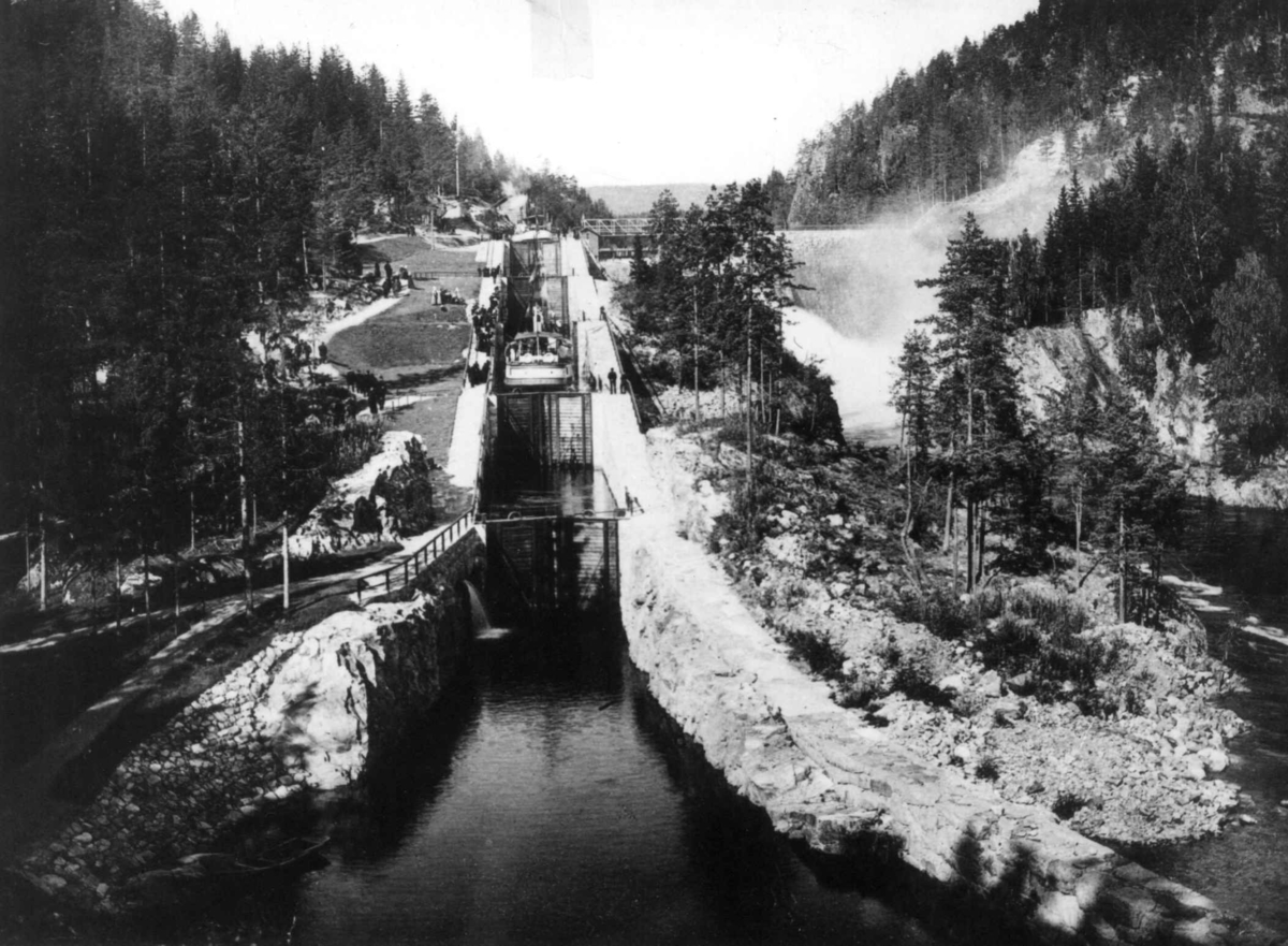 Marthinius Skøien, Bandakkanalen, Telemark. Oversiktsbilde med sluser, båt underveis.