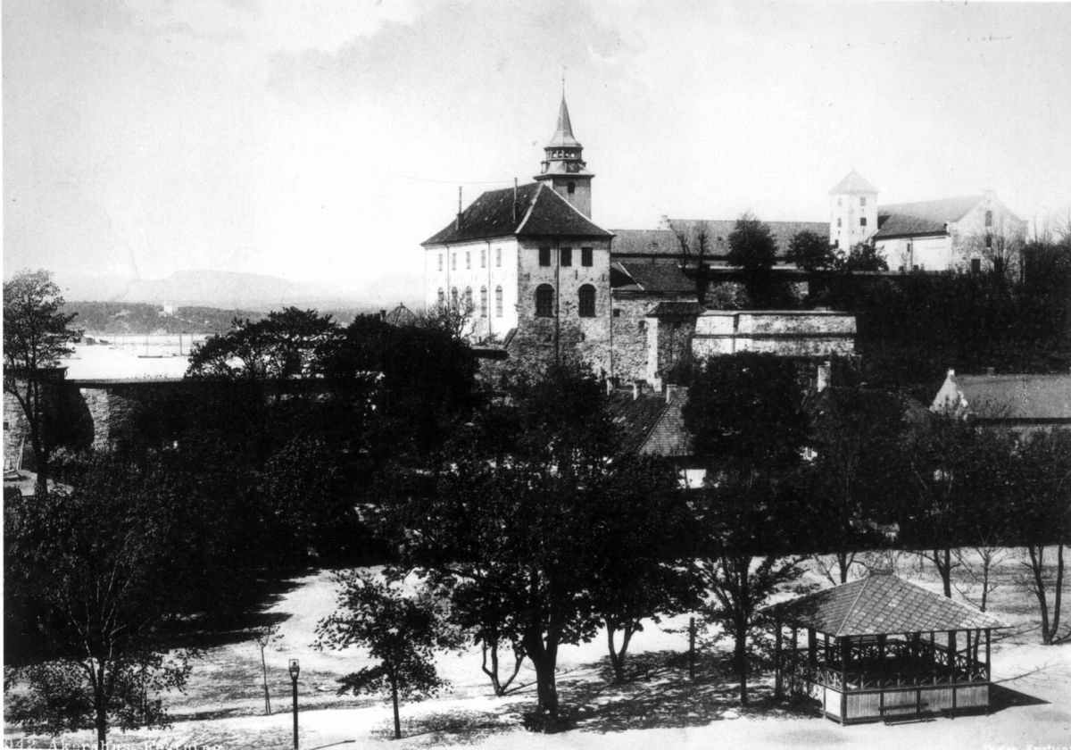 Marthinius Skøien, Akershus slott og festning, Oslo, med paviljong i forgrunnen.