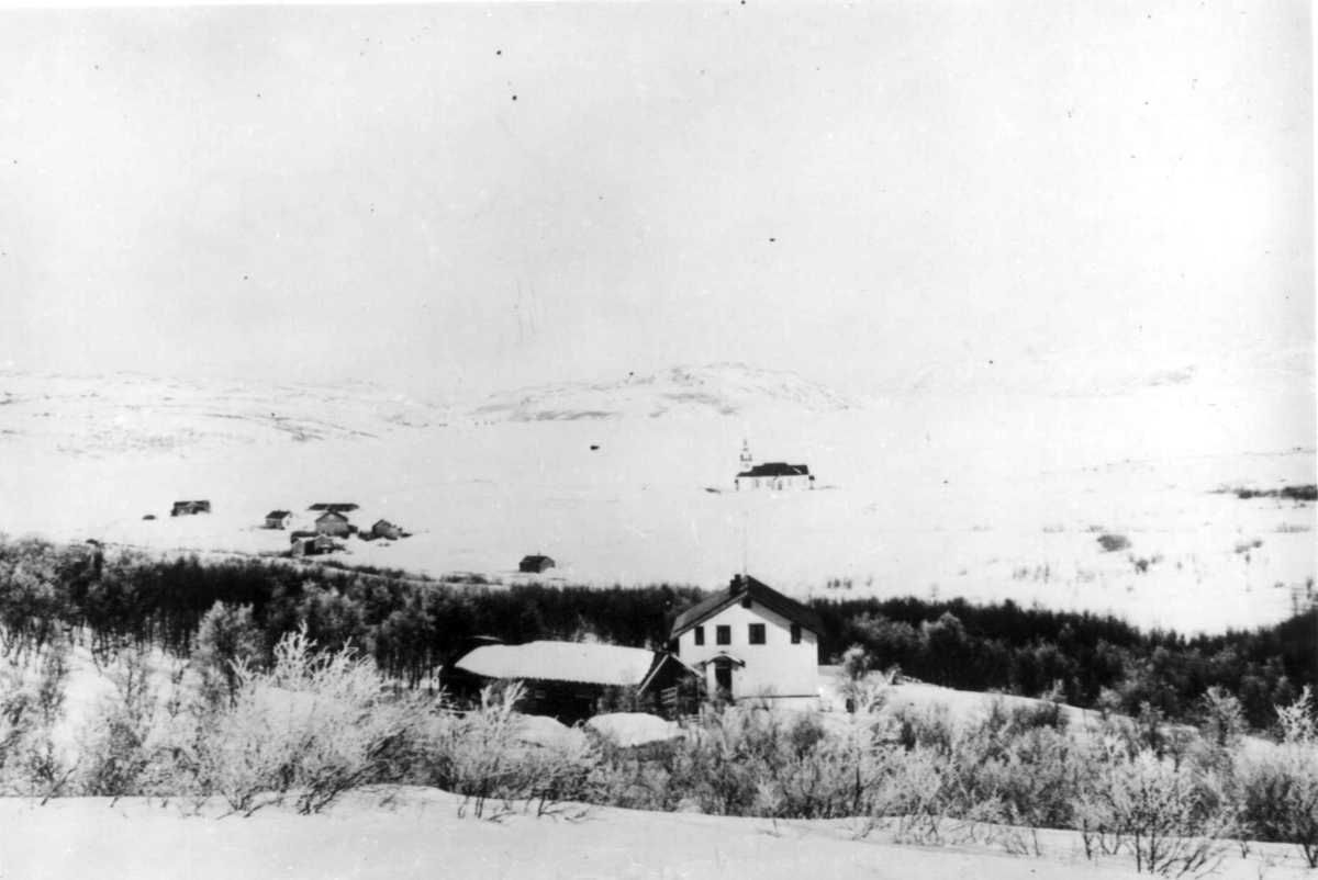 Ellisif Rannveig Wessel, Bebyggelse i Kirkenes, Sør-Varanger, Finnmark, ca. 1898. I forgrunnen legeboligen Solheim, i bakgrunnen kirken.