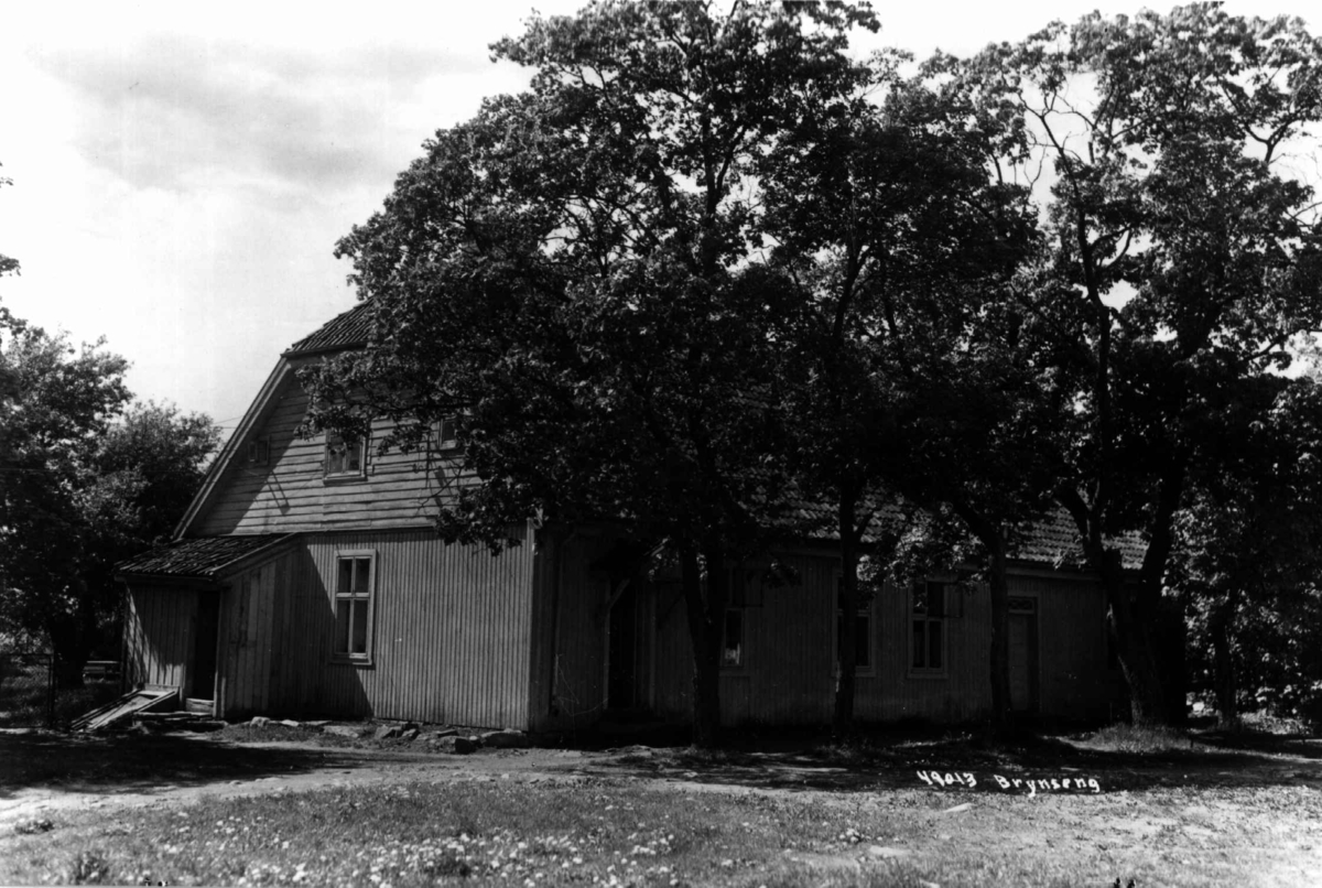 Anders Beer Wilse, Brynseng gård, Oslo, Østre Aker. Våningshuset og gårdsplassen.