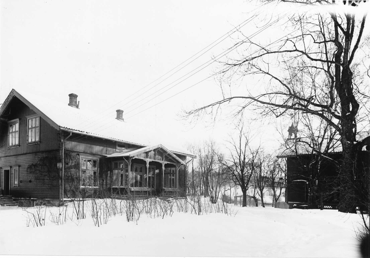 Anders Beer Wilse, Nordseter (Nordsæter) gård, Oslo, Østre Aker. Gårdstunet med våningshuset og uthus.