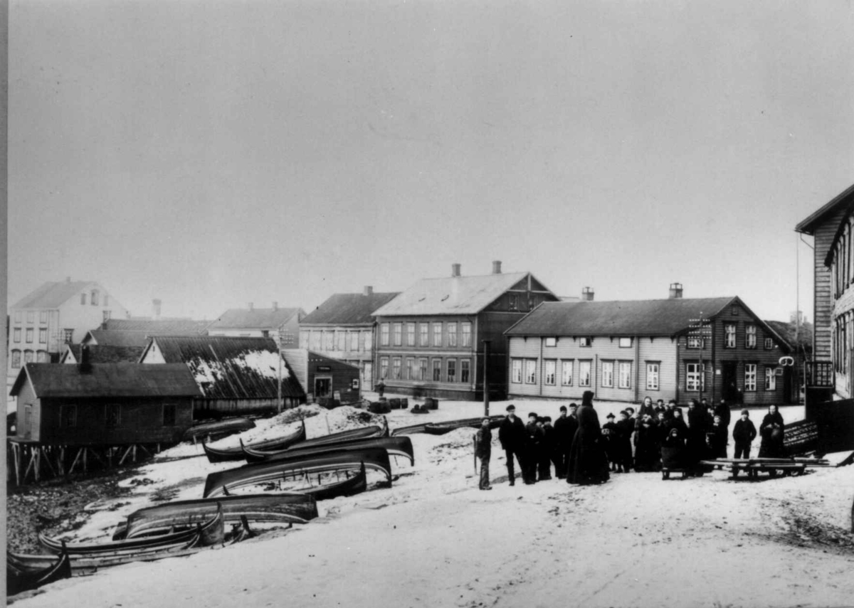 Ellisif Rannveig Wessel, Vardø, Finnmark. Havneparti med bebyggelse og båter trukket opp på land.