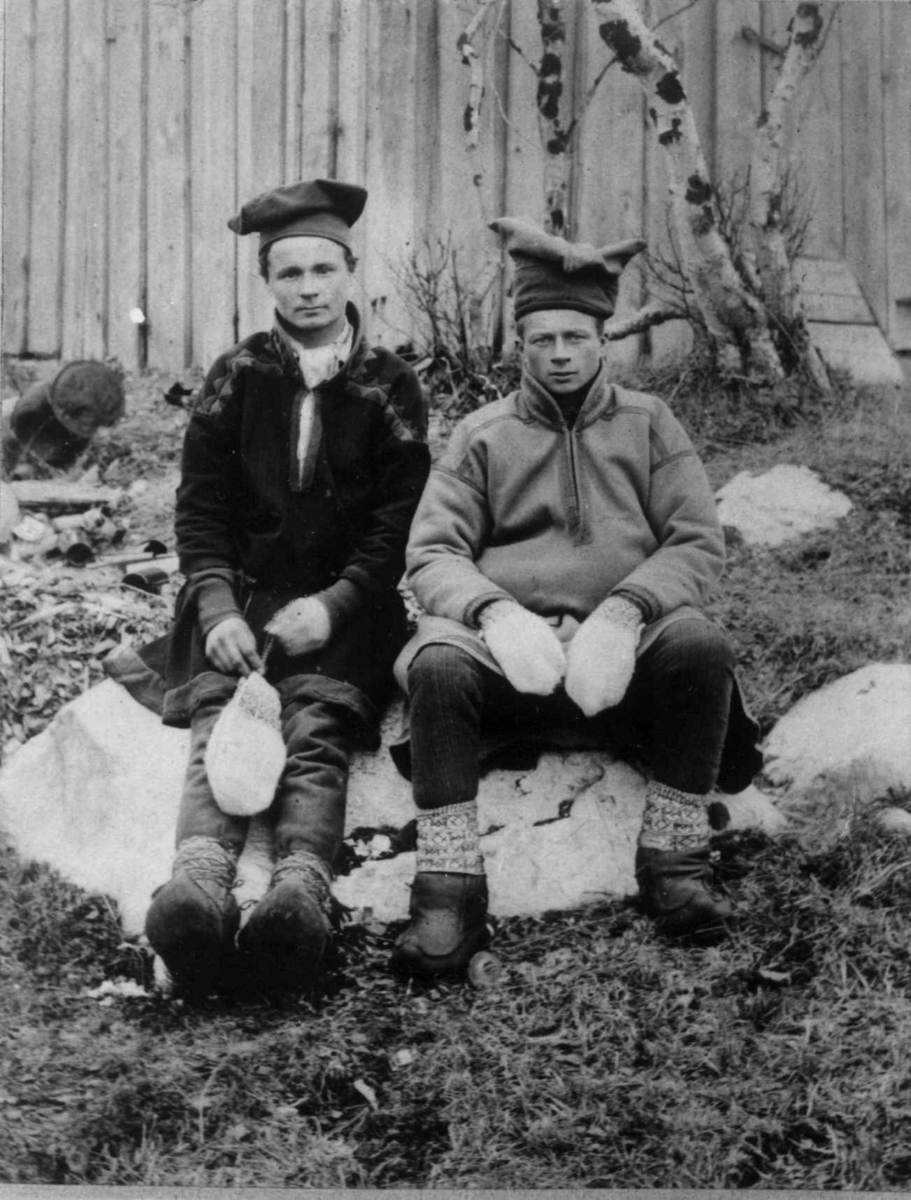 Ellisif Rannveig Wessel, Sydpolfarerne Ole Johannes Must og Per John Savio, ant. Kirkenes, Sør-Varanger, Finnmark, 1898.