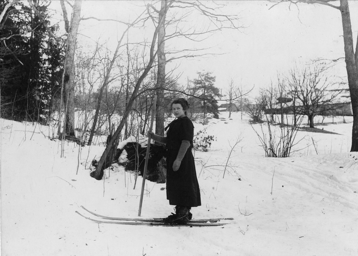 Robert Collett, Kvinne på ski i vinterlandskap, ukjent sted. Serie tatt av Robert Collett (1842-1913), amatørfotograf og professor i zoologi.