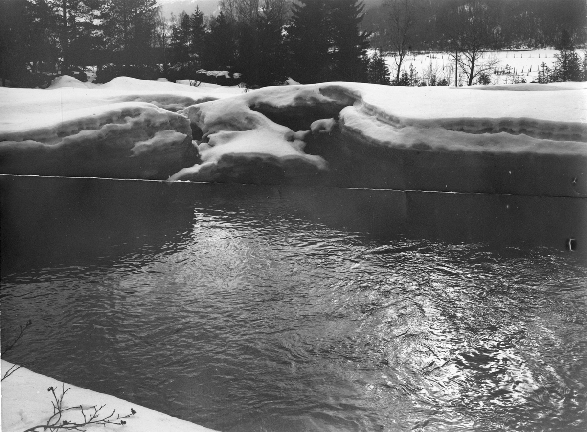 Robert Collett, Landskap, elveparti vinter, ukjent sted. Serie tatt av Robert Collett (1842-1913), amatørfotograf og professor i zoologi.
