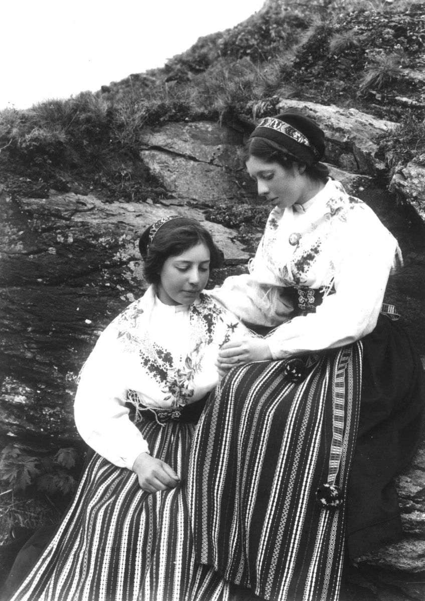Robert Collett, To kvinner i landskap, ukjent sted, i drakter fra Rättvik, Dalarne, Sverige. Serie tatt av Robert Collett (1842-1913), amatørfotograf og professor i zoologi.