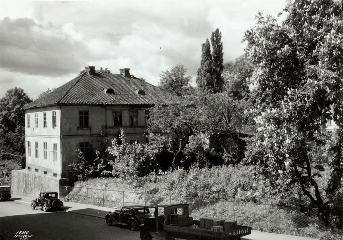 Hermann Christian Neupert, Fredrik Stangs gate, Oslo 1937. Gatebilde med biler, stor murvilla og hage.