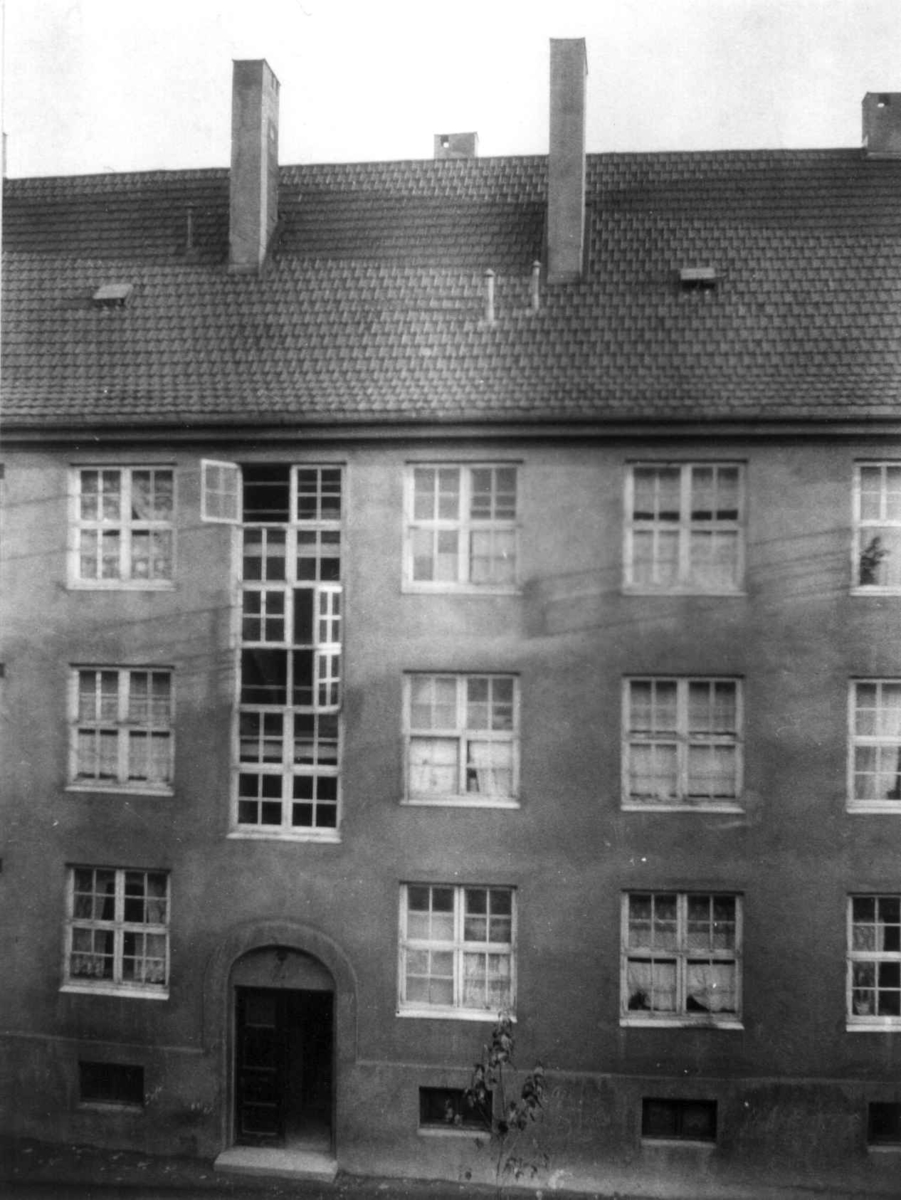 Nanna Broch, Bygård, fasade, ant. Rosenhoff, Oslo. Fra boliginspektør Nanna Brochs boligundersøkelser i Oslo 1920-årene.