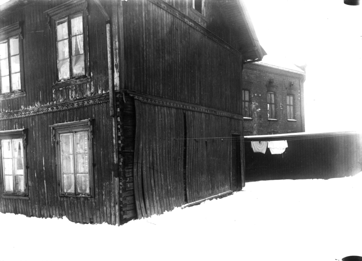 Nanna Broch, Bolighus, trebygning uten grunnmur, ant. Dynekilgata (20), Rosenhoff, Oslo. Jfr. NF.13400-065. Fra boliginspektør Nanna Brochs boligundersøkelser i Oslo 1920-årene.