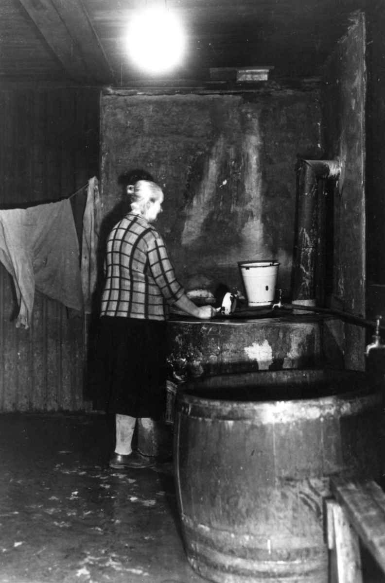 Nanna Broch, Ant. klesvask i vaskekjeller, Oslo. Kvinne i arbeid. Fra boliginspektør Nanna Brochs boligundersøkelser i Oslo 1920-årene.
