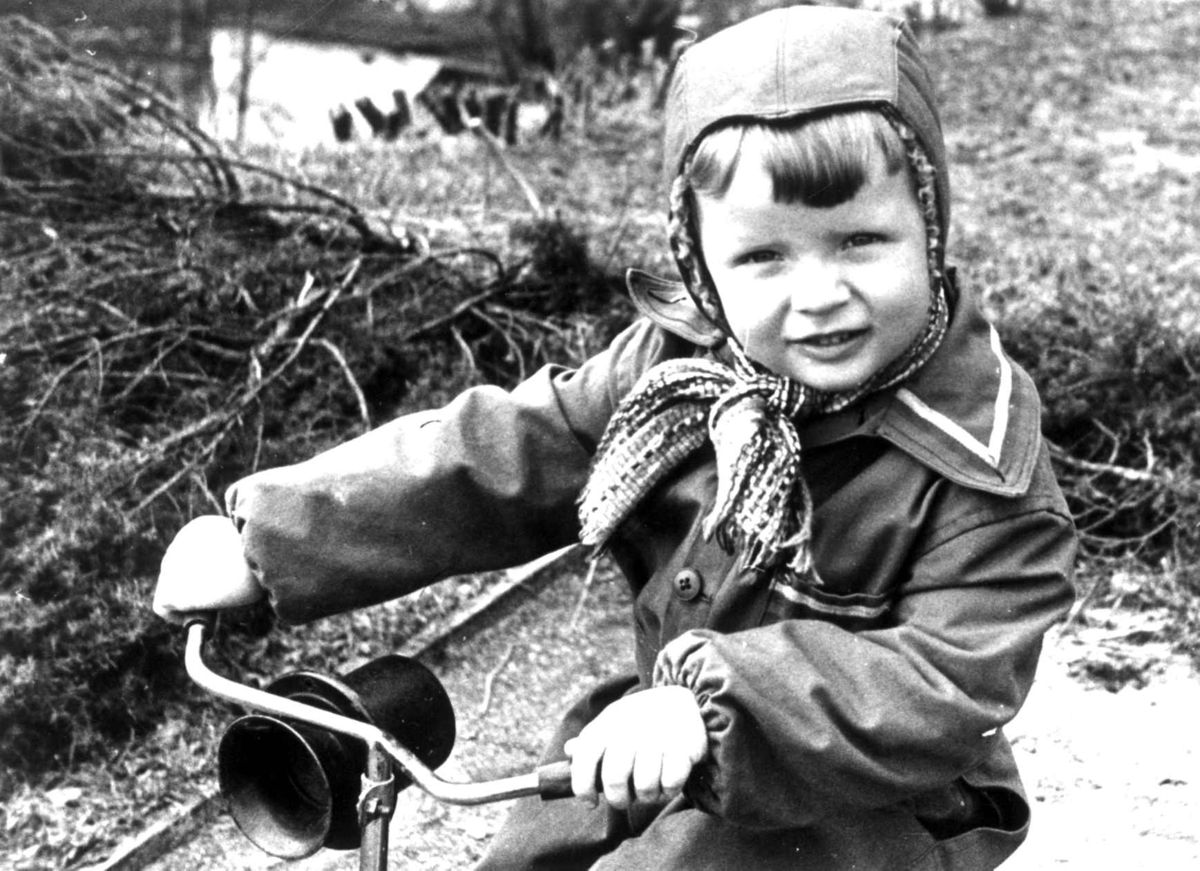 Anna Grostøl, Henrik Harstad på sykkel. Vest-Agder 1938-39.