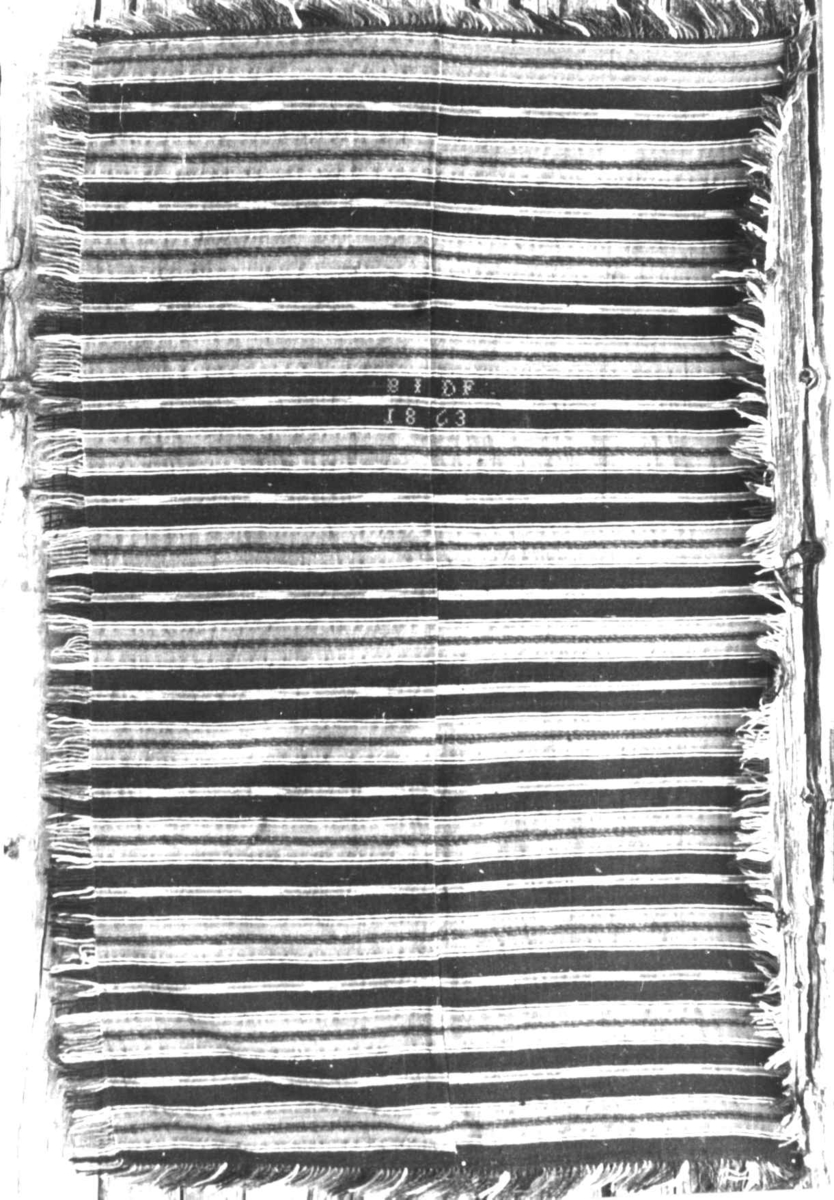 Anna Grostøl, Likåkle med stripemønster fra 1863 merket: BIDF. Feragen, Rørosbygdene, Røros, Sør-Trøndelag 1939.