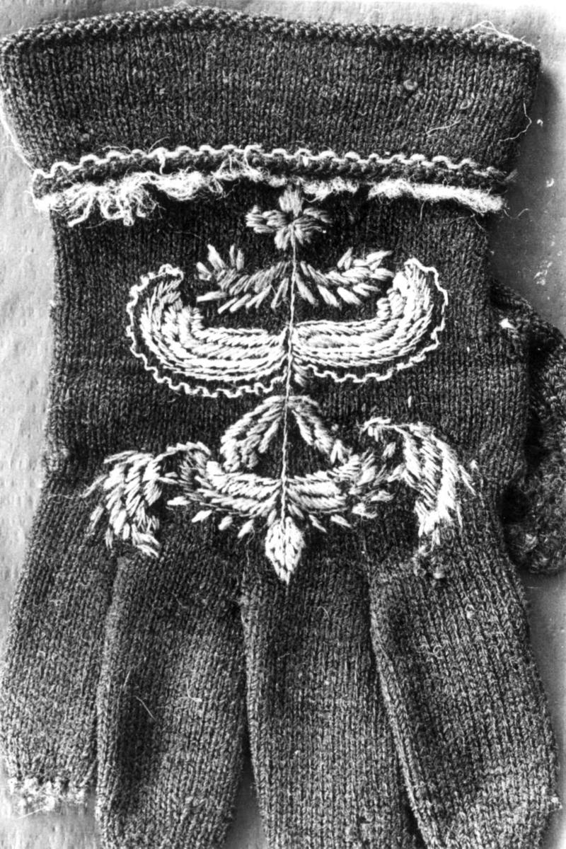Anna Grostøl, Brodert strikket fingervott. Fjotland, Kvinesdal, Vest-Agder 1938.
