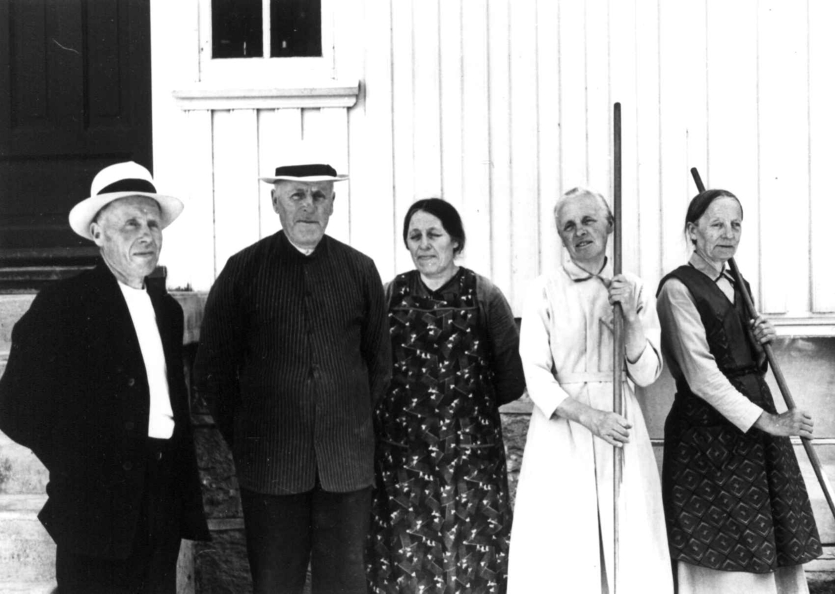 Anna Grostøl, Portrett av s østrene Bjarland og brødrene deres utenfor et hus. Bjelland, Marnardal 1939.