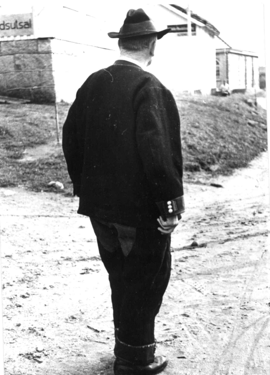 Anna Grostøl, Valle 1939. Osmond Haugebirkje spaserer på veien.