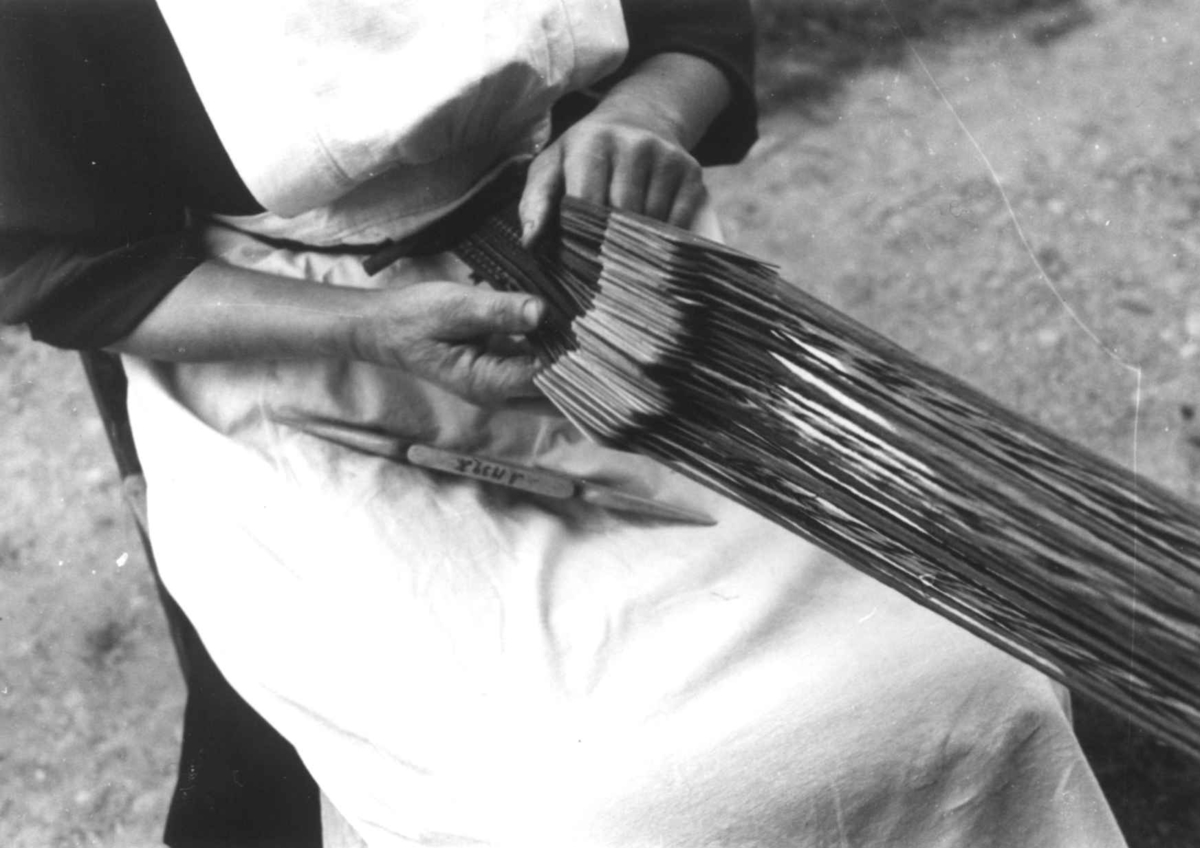 Anna Grostøl, Bø, Telemark 1940. Brikkeveving. Anne Kåsine vever belte.
