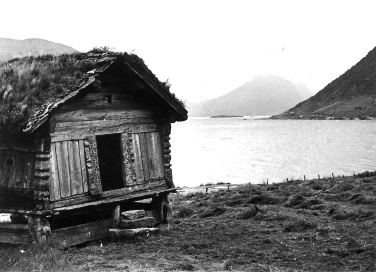 Anna Grostøl, Vinje, Rauland, Telemark 1939. Stabbur på Vå med utsikt mot sjøen.