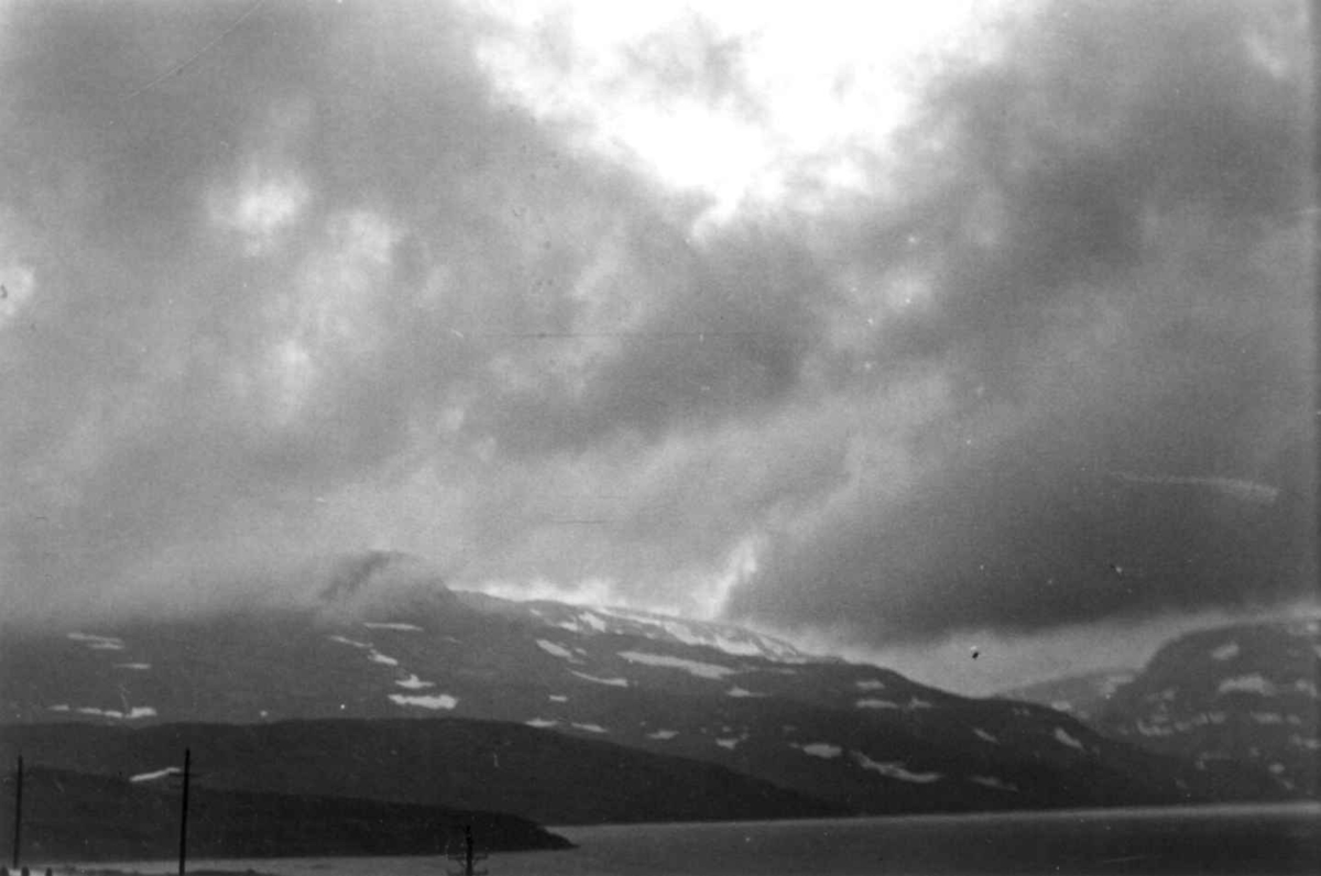 Anna Grostøl, På fjellet vest for Haukelisæter i tordenvær. Hordland 1939.
