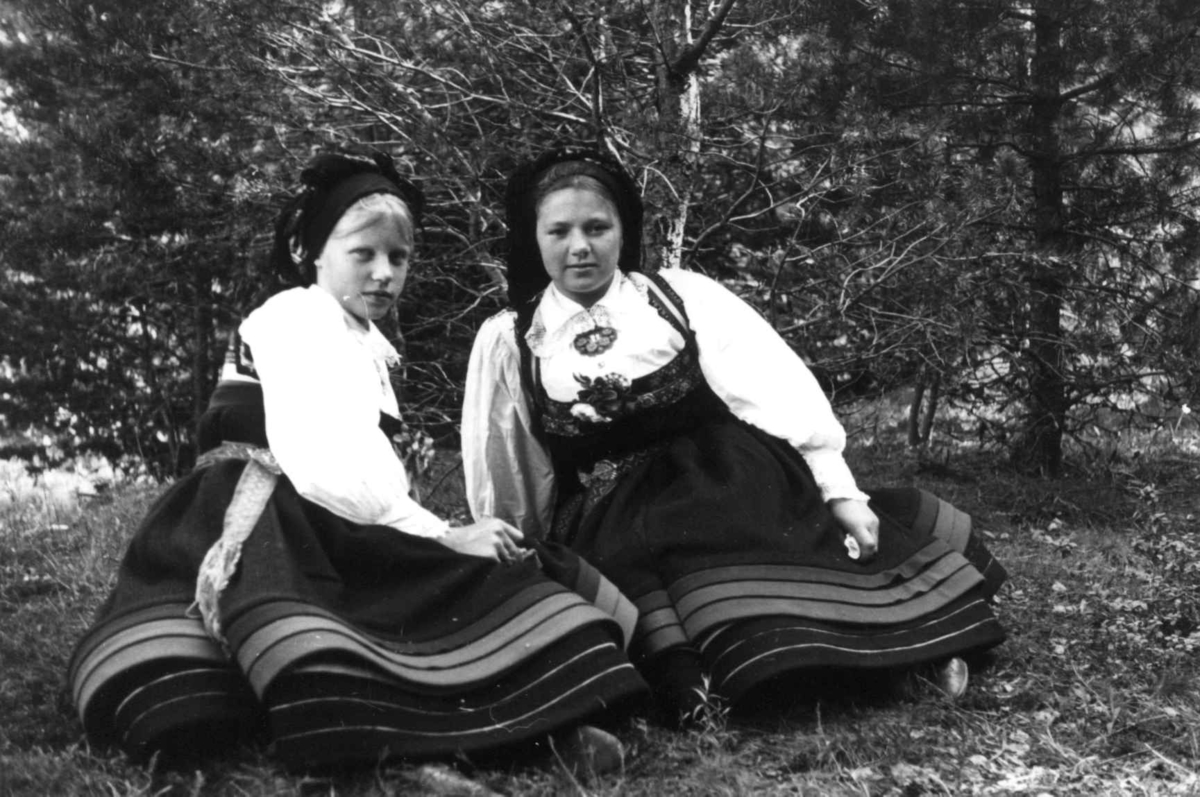 Anna Grostøl, Valle Setesdal, Aust-Agder 1939. Bondestevne. Portrett av to jenter kledd i bunad.