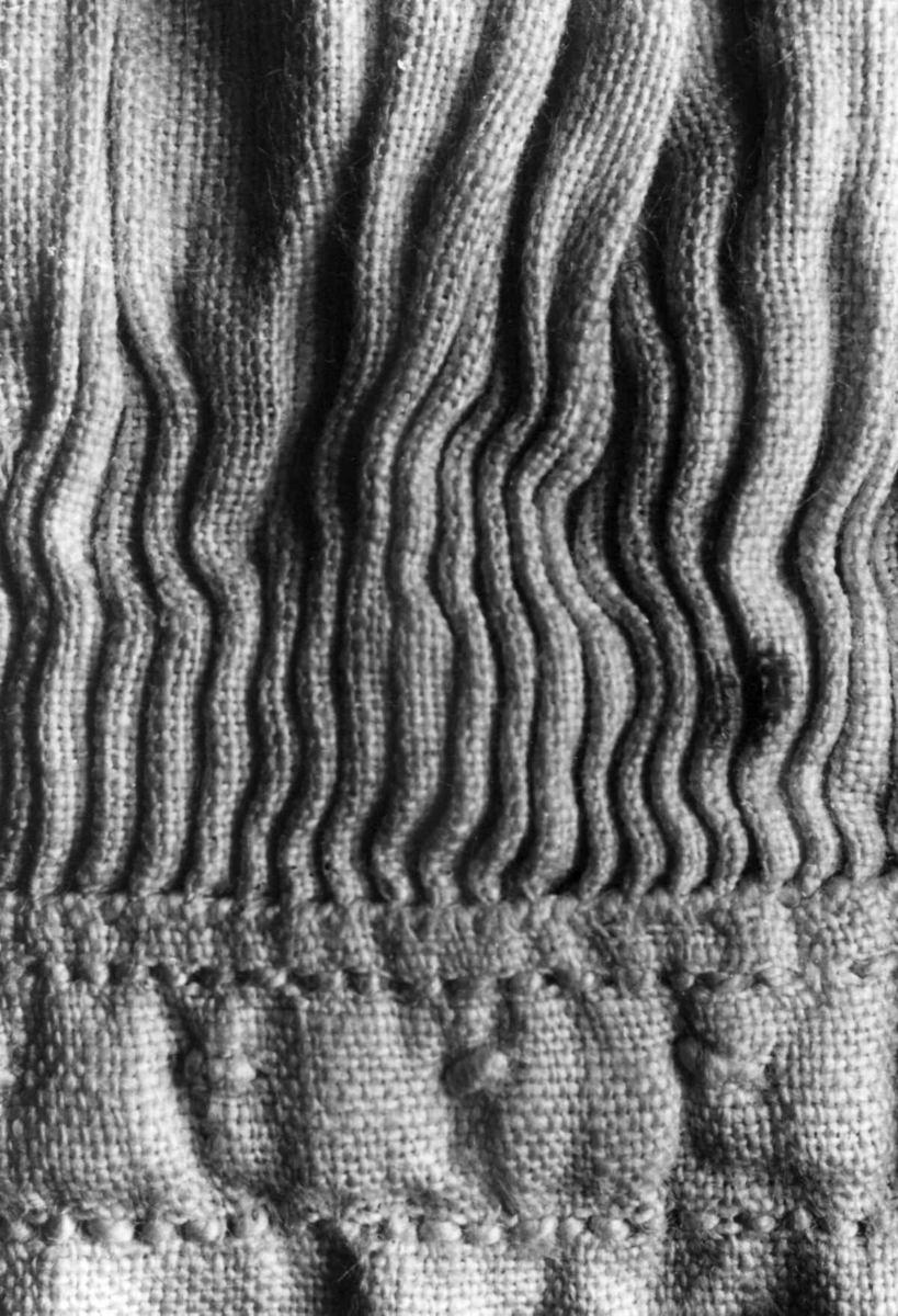 Anna Grostøl, Detalj av håndlinning av skjorte, øverst. Eiken, Hægebostad, Vest-Agder 1941.