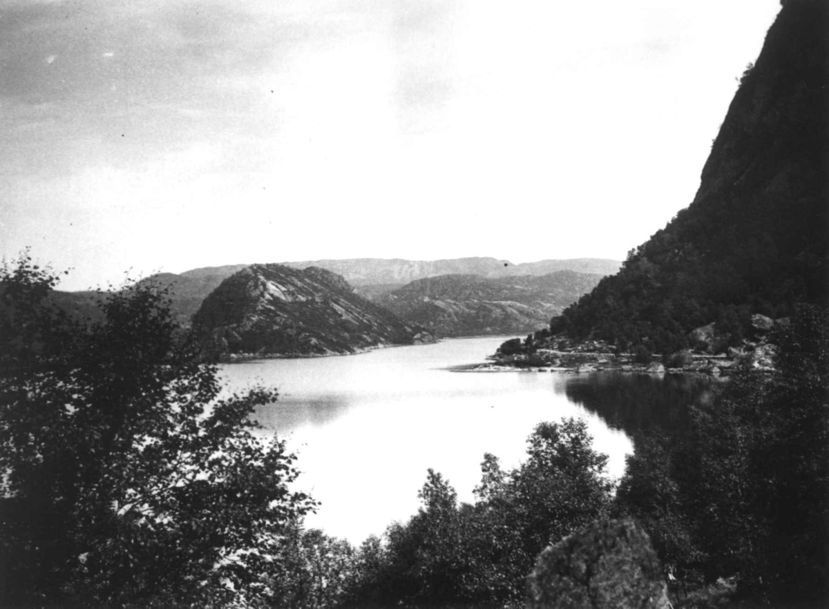 Anna Grostøl, Fjellandskap med et vann. Ukjent sted 1936.