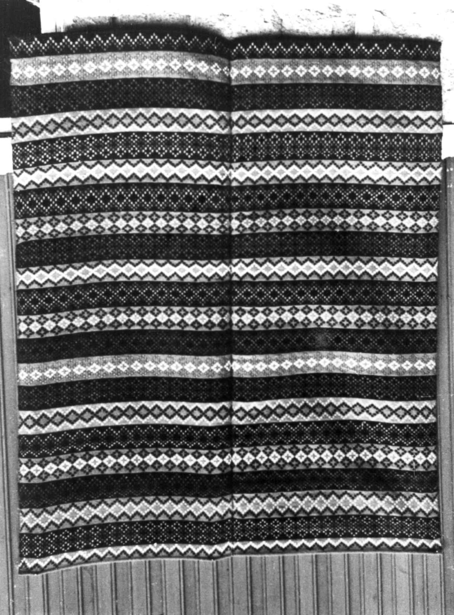 Anna Grostøl, Iveland, Vest-Agder 1941. Teppe, toskaft med lanserte mønsterborder