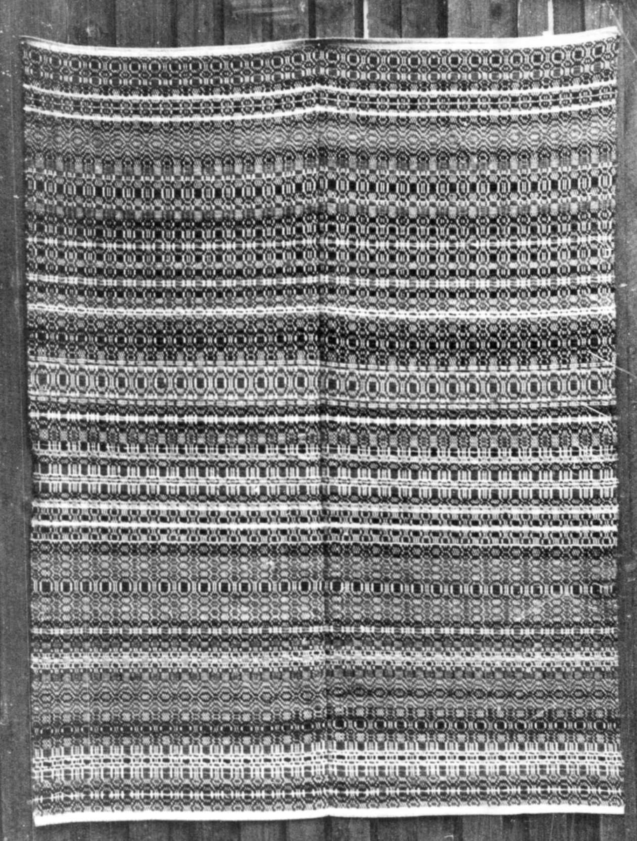 Anna Grostøl, Iveland, Vest-Agder 1941. Teppe, skillbragd fra ca. 1860.