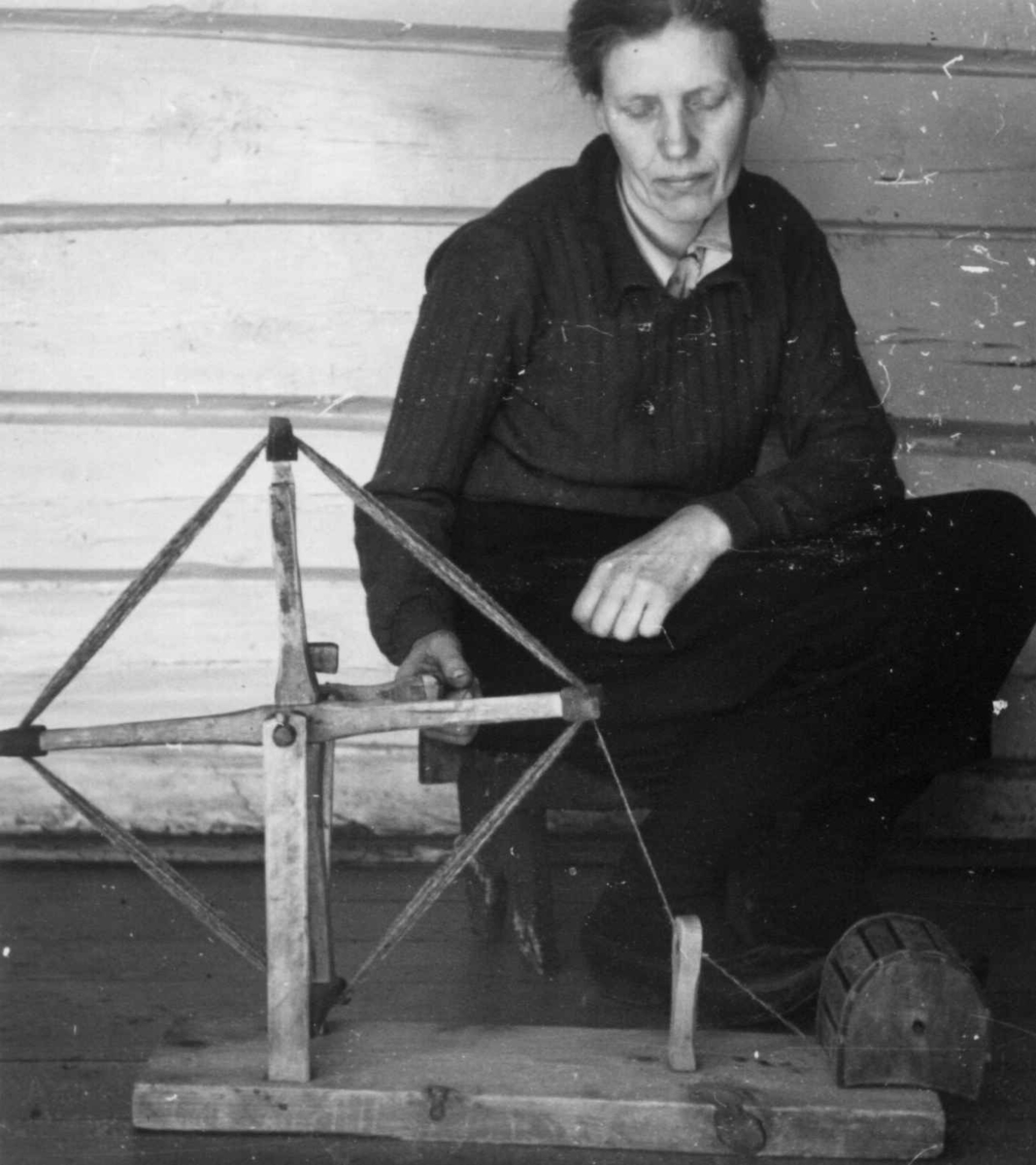 Anna Grostøl, Gunnhild Smeland sitter ved et hepetre. Åseral, Vest-Agder 1943.