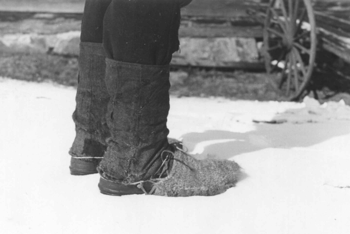 Anna Grostøl, Jakob Å. Smeland med snøsokker og lodder. Åseral 1943.