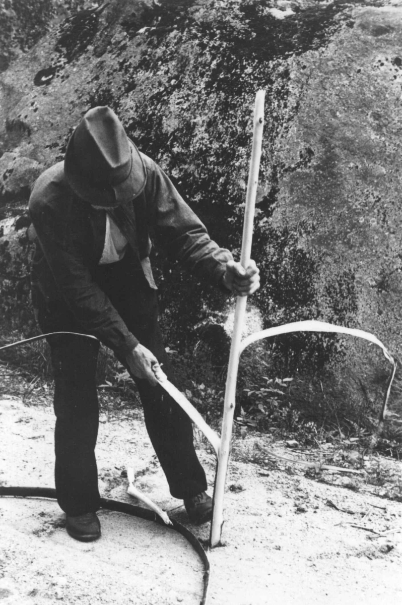 Anna Grostøl, Gunder Tarjeisen Torsland lager bastetau. Åseral 1943.