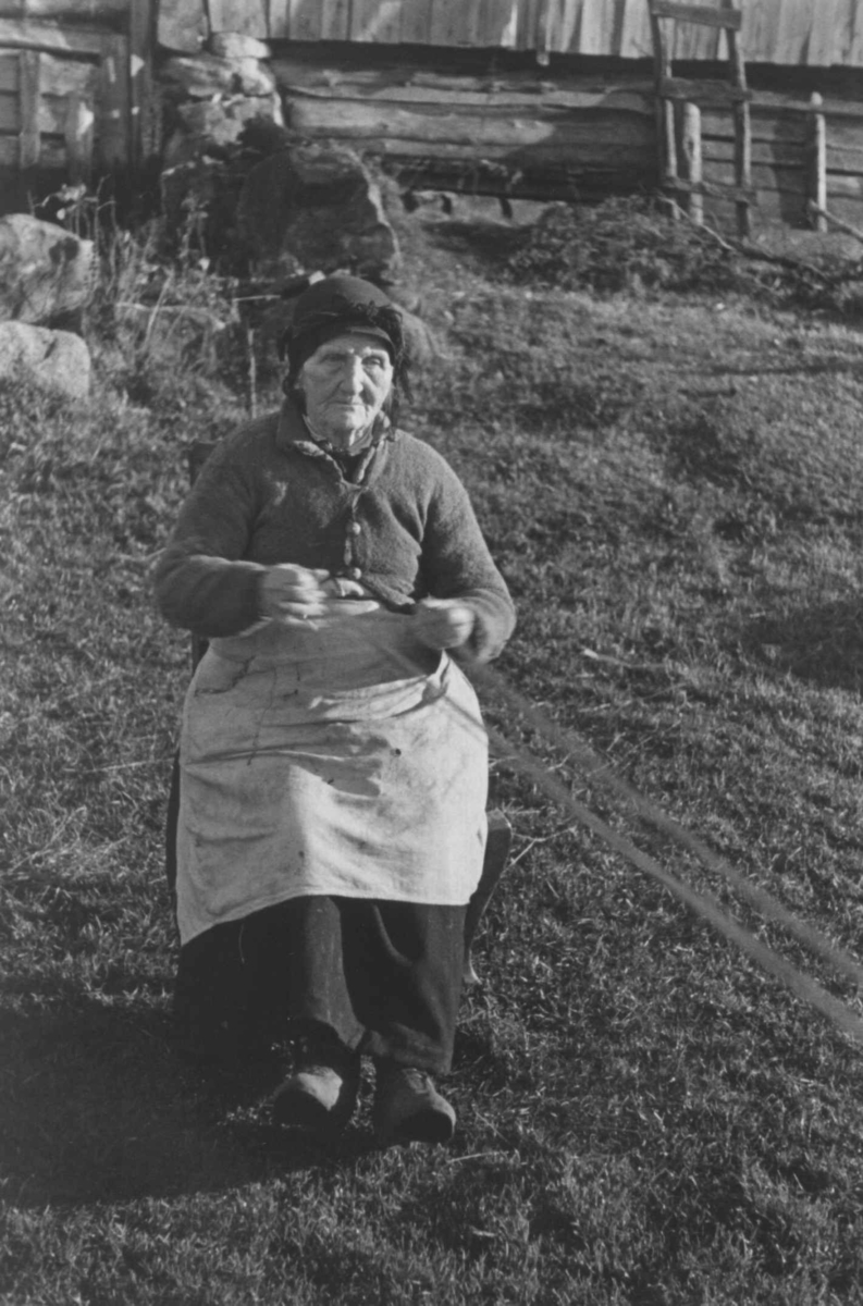 Anna Grostøl, Bondekone Kristi Espeli og datteren lager snor til å ha nederst på stakk og kjoler. Åseral, Vest-Agder 1943.