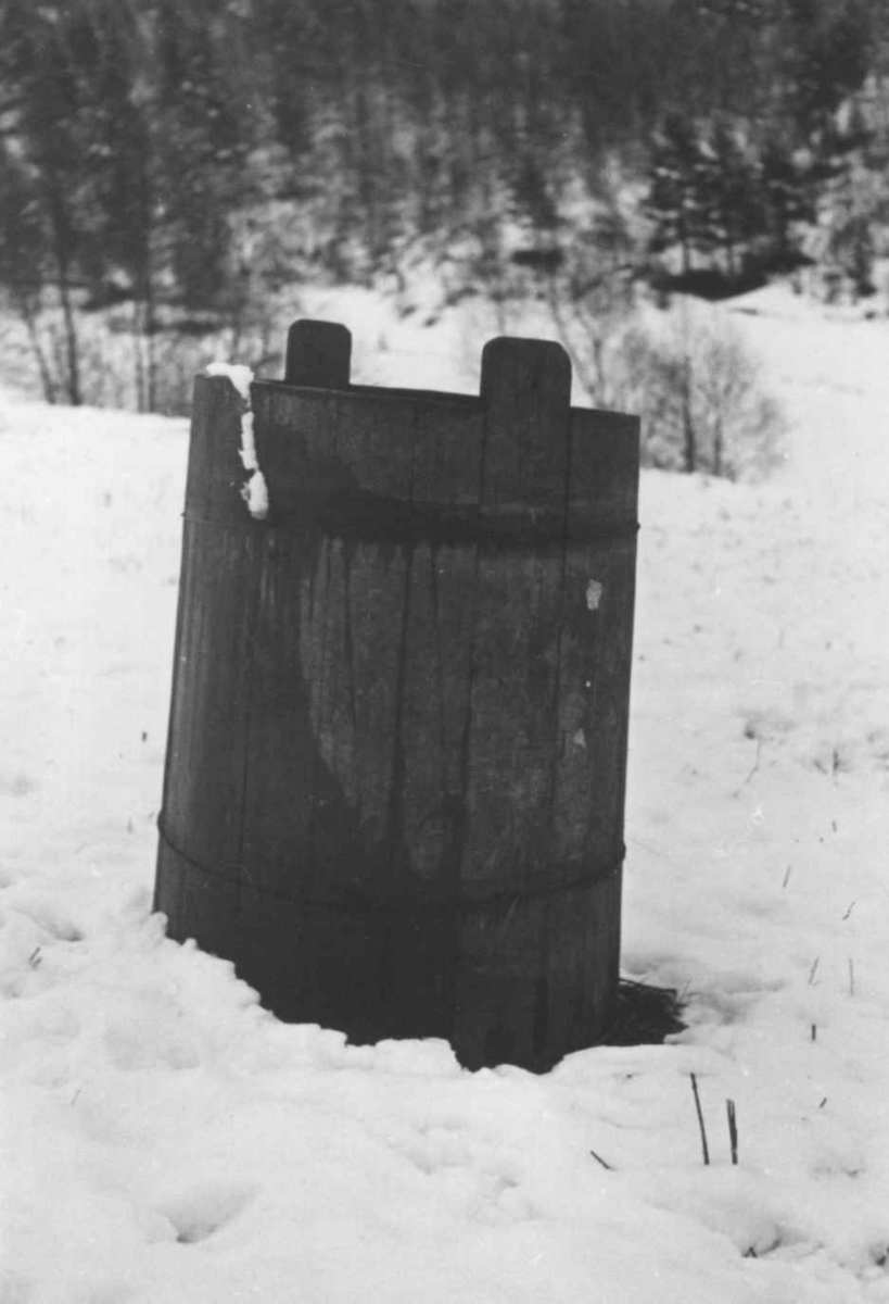 Anna Grostøl, Trekar, tidligere benyttet til korn og mel. Åseral, Vest-Agder 1943.