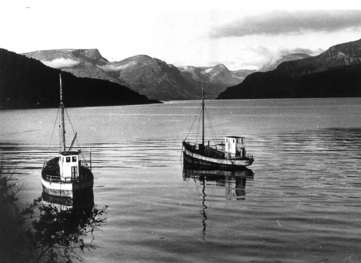 Anna Grostøl, To fiskebåter på vannet i Lyngen, Troms 1947.