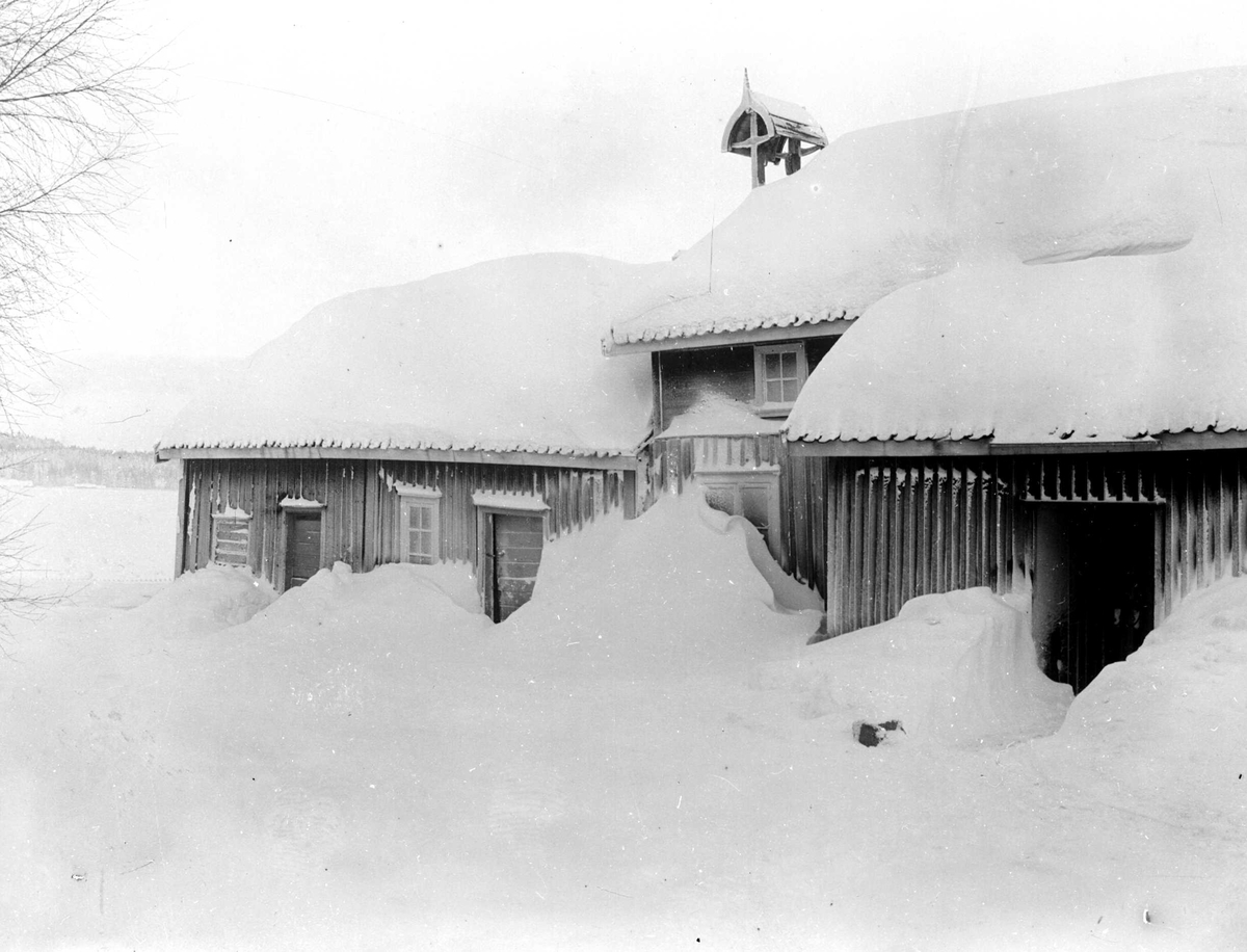 Juliane Fredrikke Langberg, Vinterbilde fra gårdstun, mul. i Hurum. Flere uthus i rekke med klokketårn. Fra malerinne Juliane Fredrikke Langbergs (1856-1930) samling, tatt ca.1895-1910 med motivkrets slekt og venner samt steder tilknyttet samvær med disse.