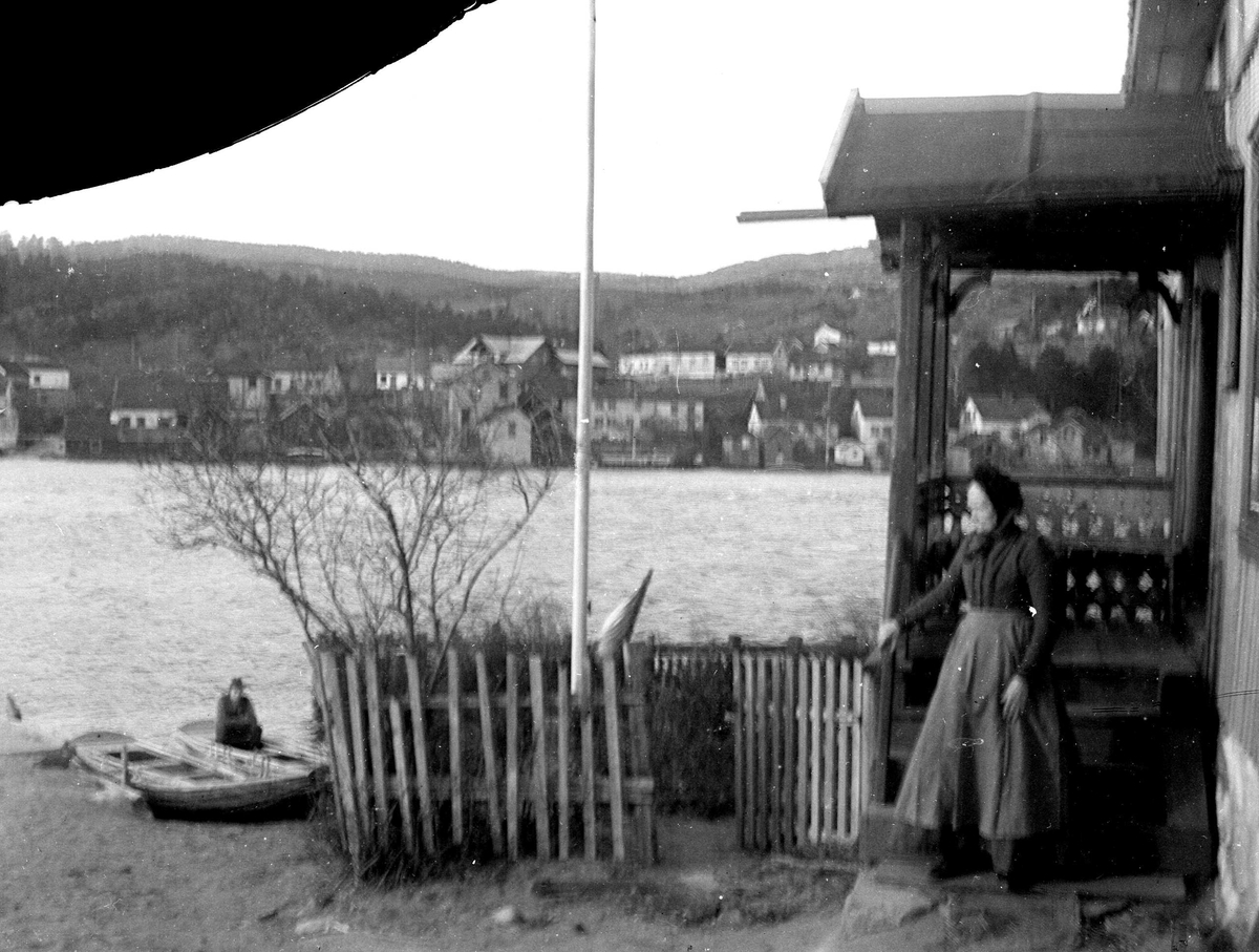 Juliane Fredrikke Langberg, Fra Verket i Hurum med utsikt over Svelvik. Huset er Sundstua hvor sundmannen bodde, som rodde folk over sundet. Eldre kvinne foran inngangen til huset i sveitserstil.