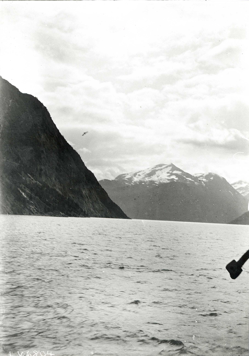 Tom Kent, Fjordlandskap med fjell med snøtopper.