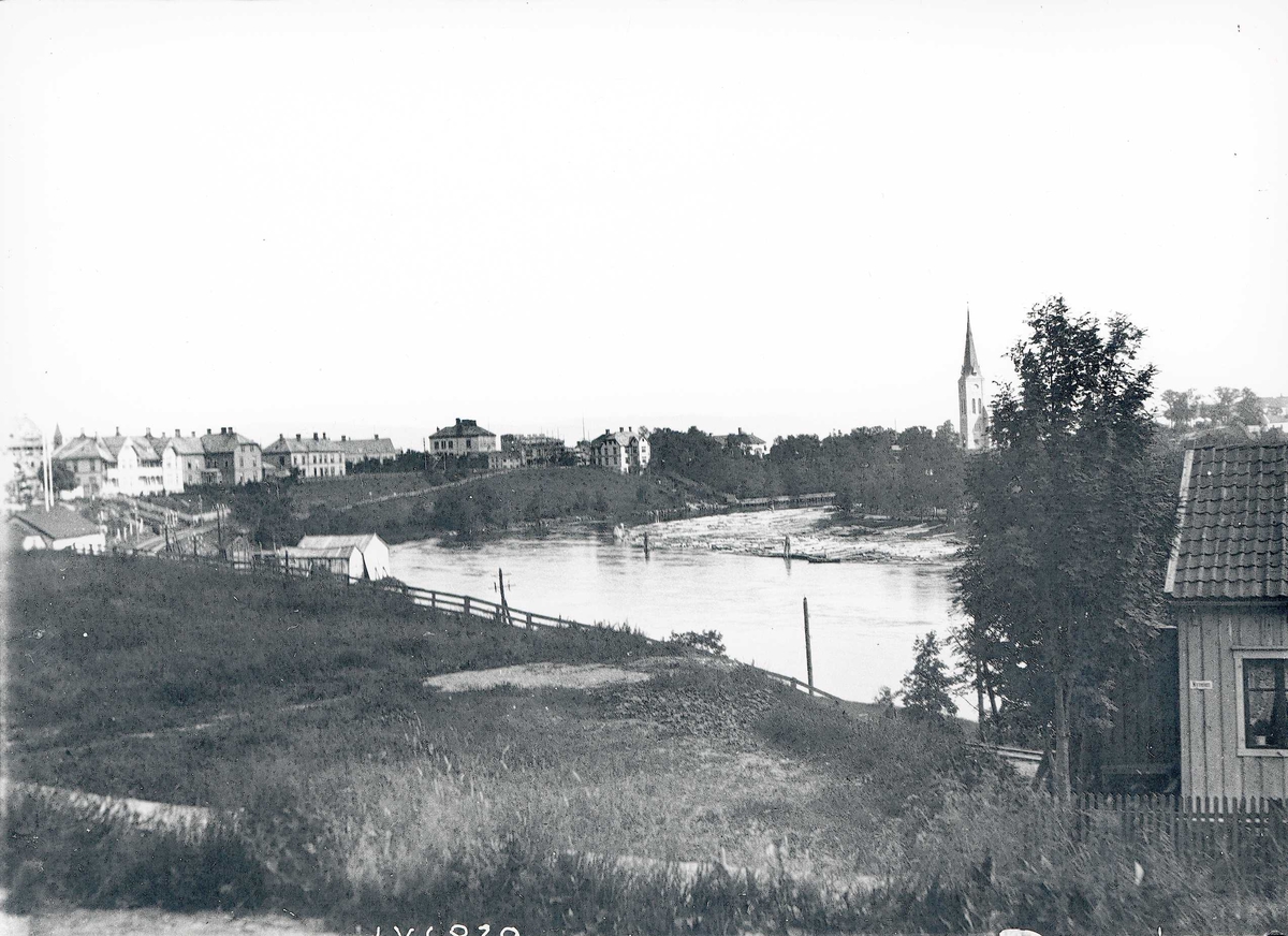 Tom Kent, Trondheim ved Nidelven, kirke på andre siden av elva.