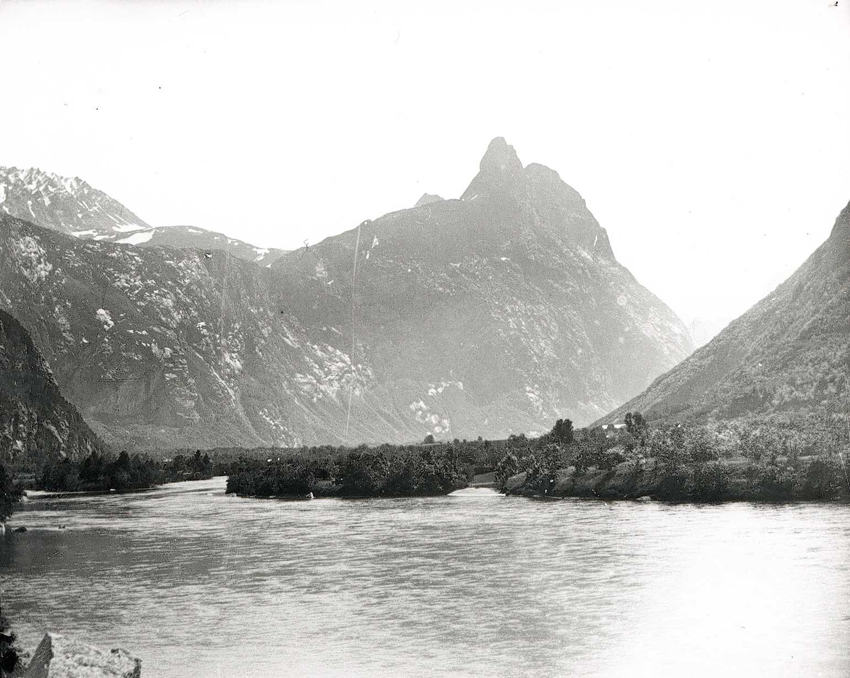 Tom Kent, Romsdalen mot Romsdalshorn, Møre og Romsdal.