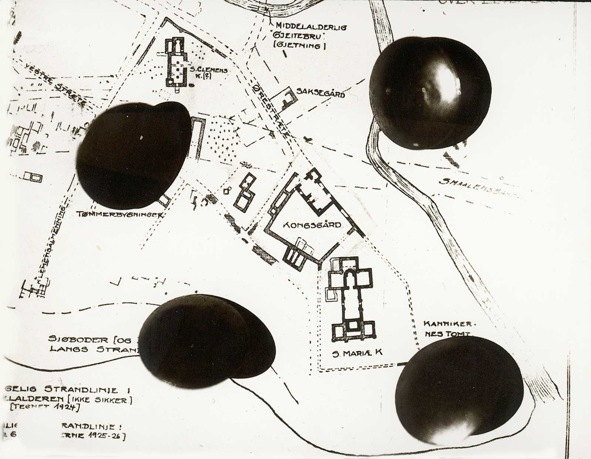 Tom Kent, Bilde av kart over Gamlebyen, Oslo, med Mariakirken og kongsgård.