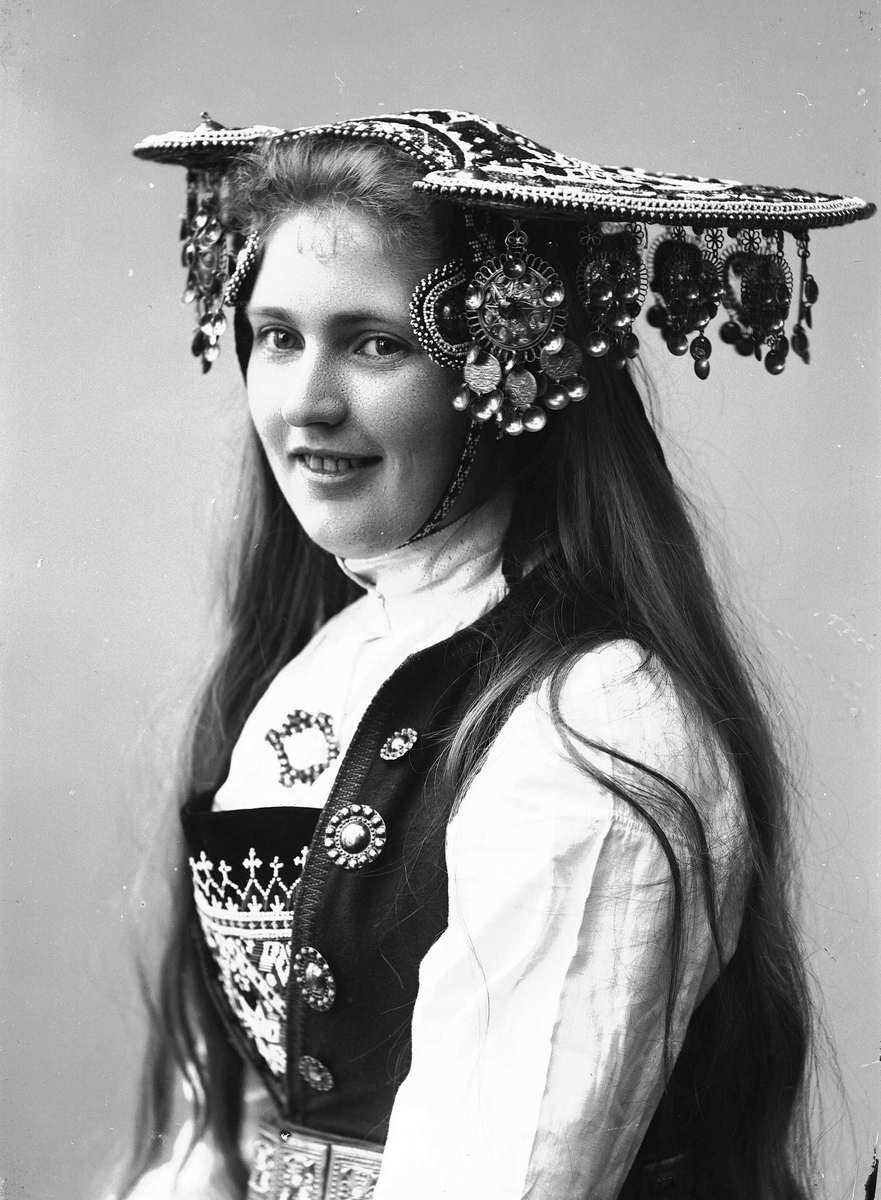 Solveig Lund, Studiofotografi av kvinne med brudedrakt og brudehatt på hodet. Brystutsnitt. Vendt mot venstre. Ser ut av bildet.