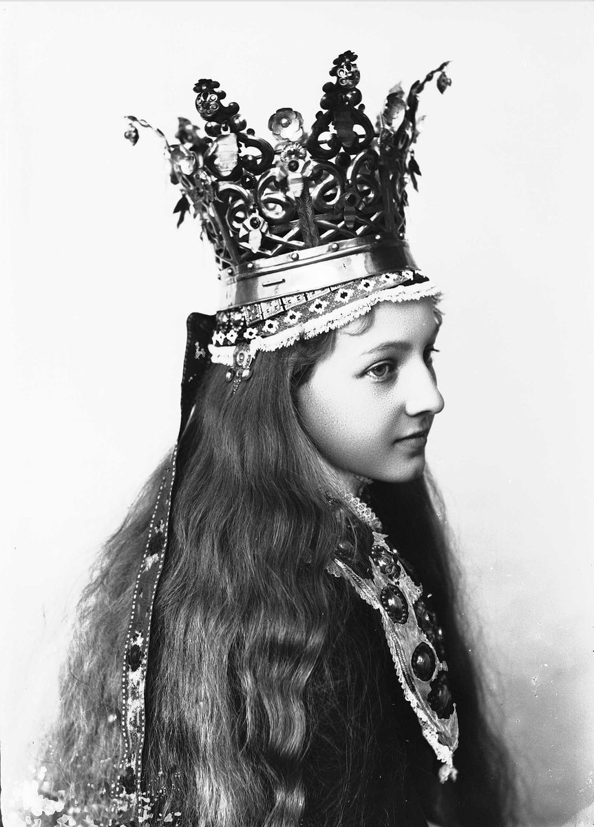 Solveig Lund, Studiofotografi av kvinne med brudedrakt og brudekrone fra Sogn. Utslått hår. Brystutsnitt. Vendt mot høyre. Ser ut av bildet.
