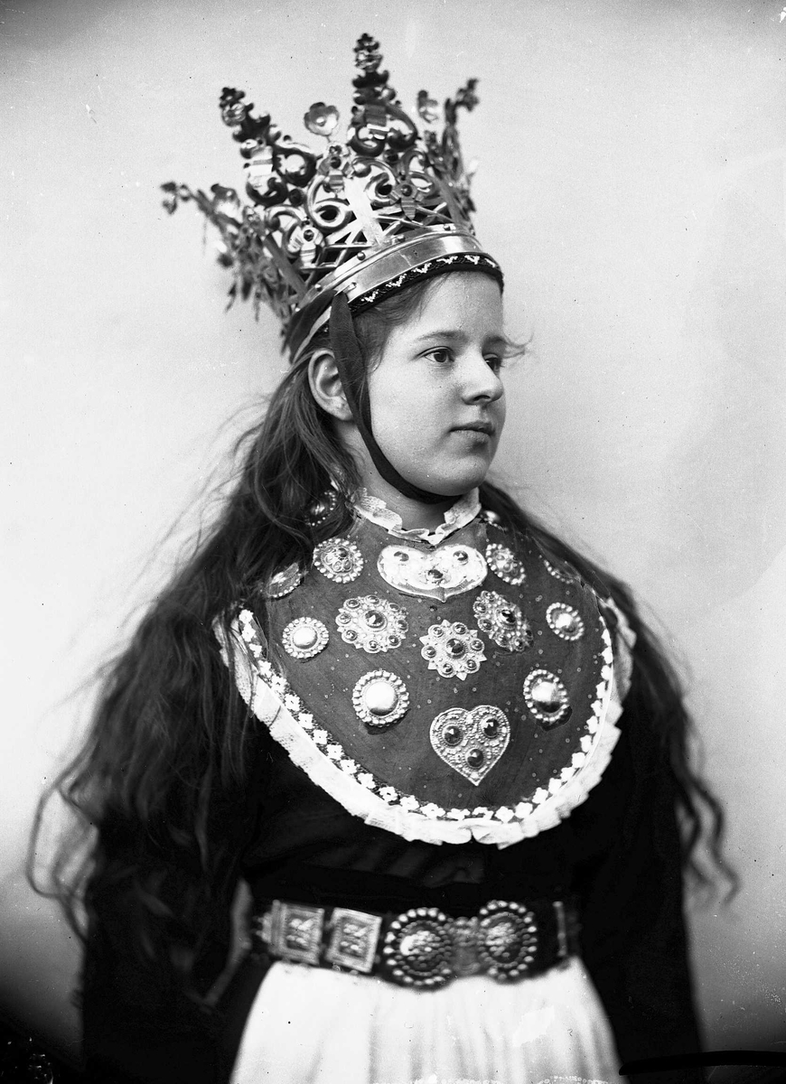 Solveig Lund, Studiofotografi av kvinne med brudedrakt og brudekrone fra Sogn. Utslått hår. Hofteutsnitt. Vendt mot høyre. Ser ut mot høyre.