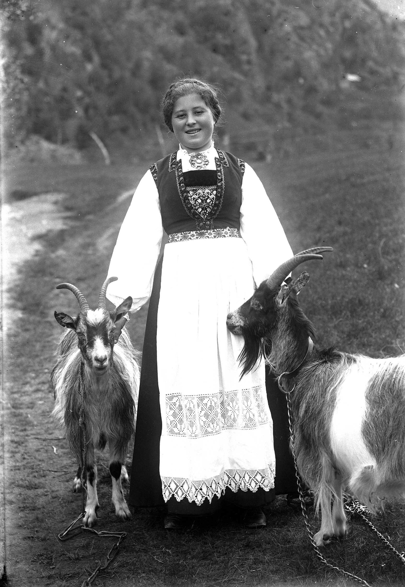 Solveig Lund, Kvinne i nasjonaldrakt holder to geiter.
