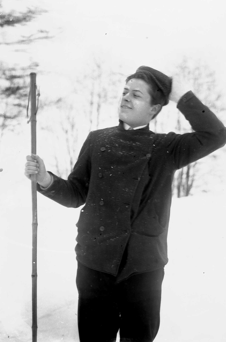 Solveig Lund, Mann på ski i snødekt landskap.