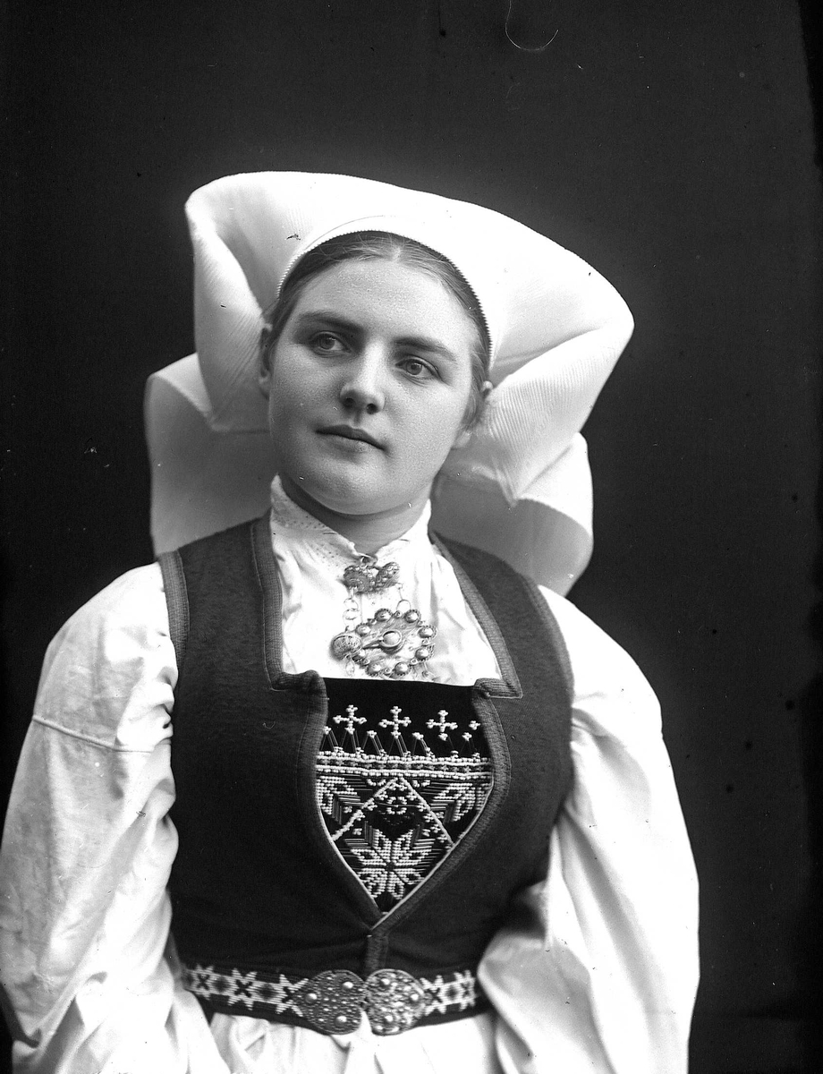 Solveig Lund, Studioportrett av kvinne i drakt og skaut.