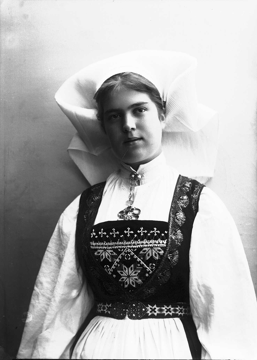 Solveig Lund, Studioportrett av kvinne i drakt og skaut.