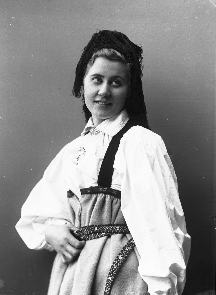 Solveig Lund, Studioportrett av kvinne i drakt og skaut.