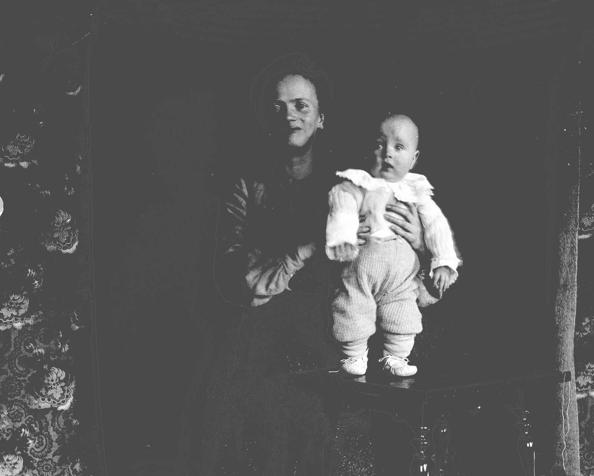 Axel Quinsgaard Wiborg, Margrethe Q. Wiborg med Halvor Nicolai, Munkedamsveien 3, Oslo, mars 1903.