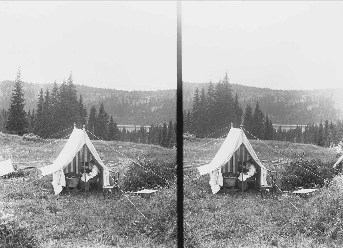 Axel Quinsgaard Wiborg, Margrethe Q. Wiborg sitter i telt med kurv ved Holoa seter, Hadeland, Jevnaker, Oppland, 1903. Utsikt til Skarvvannet.