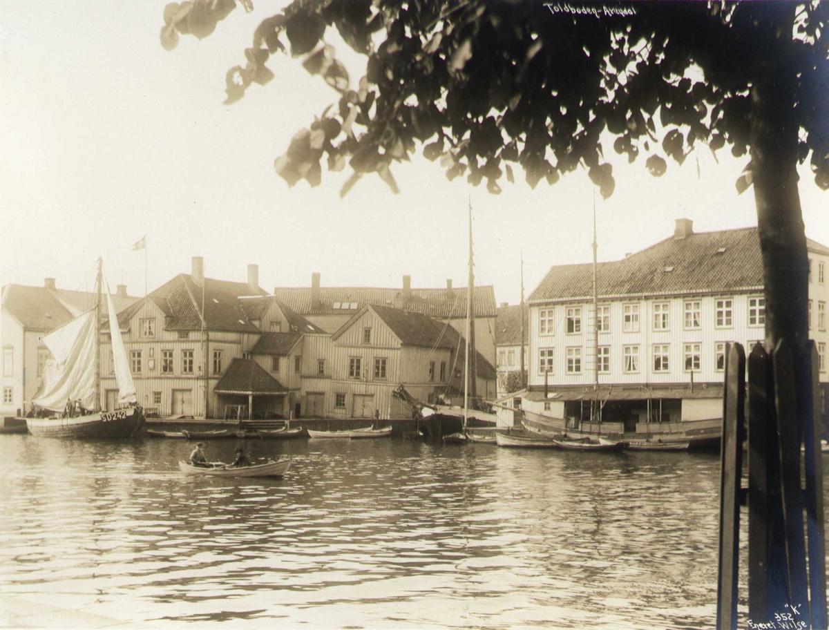 Anders Beer Wilse, Parti fra Arendal med tollboden, Arendal, Aust-Agder, 1912. I forgrunnen Pollen.